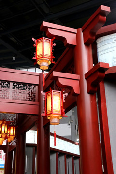 中国风红灯笼挂在红柱上