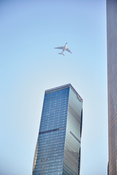 飞机掠过广州环球都会大厦航空