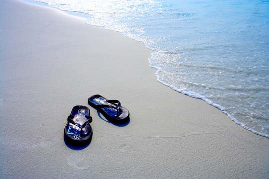 沙滩上的拖鞋