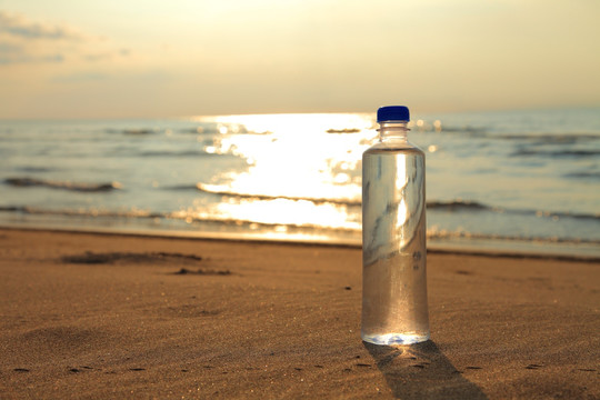 沙滩上的水瓶
