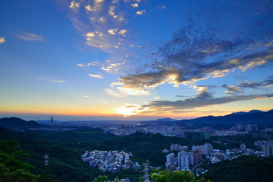 观音山俯瞰都市景象