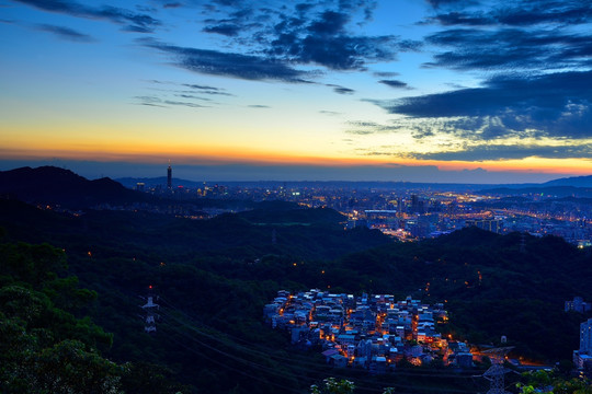 观音山俯瞰都市景象