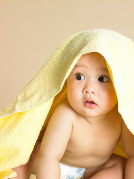 遮盖毛巾的婴儿