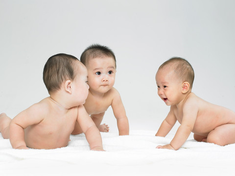 开心的三个婴幼儿