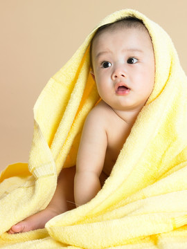 披着毯子的婴幼儿