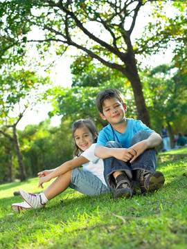坐在草坪上的两个孩子