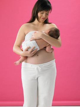 抱着婴儿的孕妇妈妈