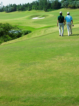 站在高尔夫球场草坪上的两个男人