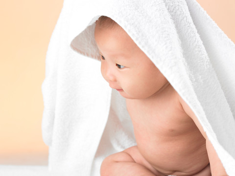 毛巾遮盖的婴儿