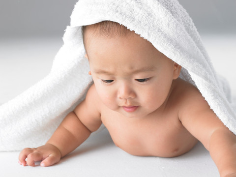 毛巾遮盖的婴儿
