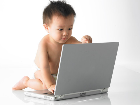 在玩笔记本电脑的婴儿