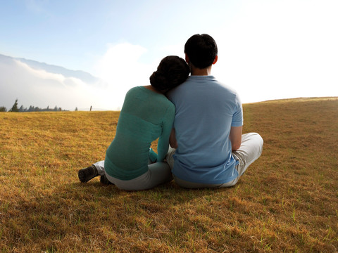 坐在草坪的一对夫妇