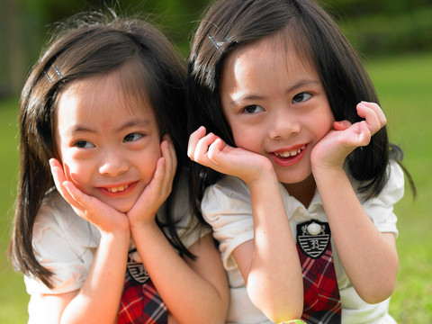 微笑的两个小女孩