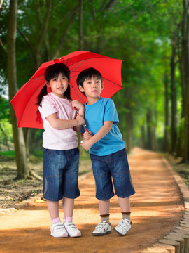 撑着雨伞的兄妹