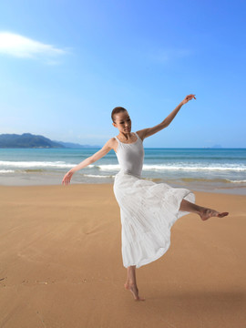 在海边跳舞的女人