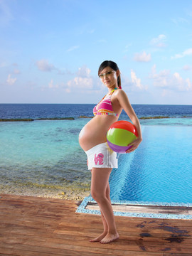 那沙滩球的孕妇