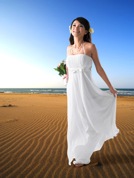 站在沙滩的新娘子