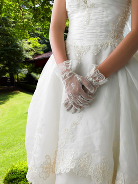 戴着白纱手套的新娘