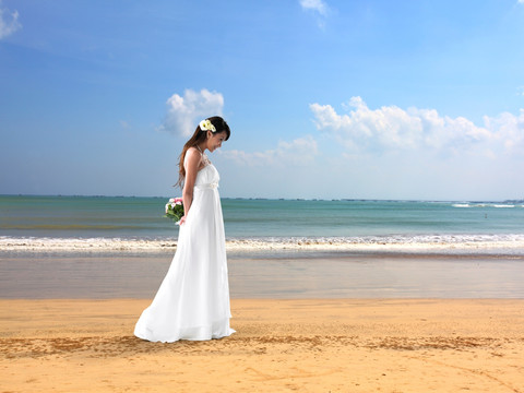 走在沙滩是的新娘子