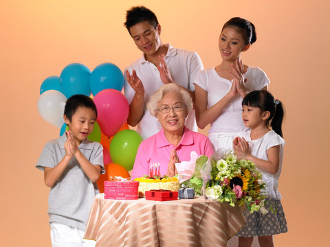 在给祖母庆祝生日的家人