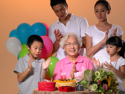 在给奶奶庆祝生日的家人