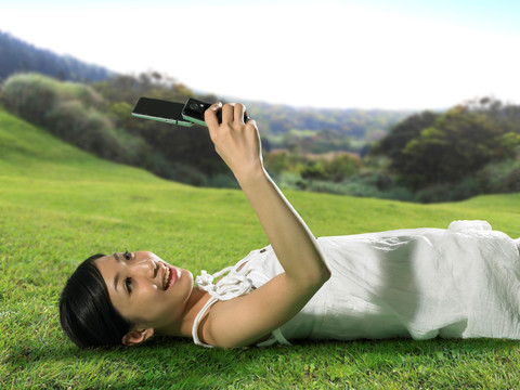 躺在草坪上自拍的女人