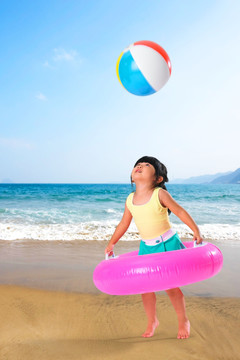 在玩沙滩球的小女孩