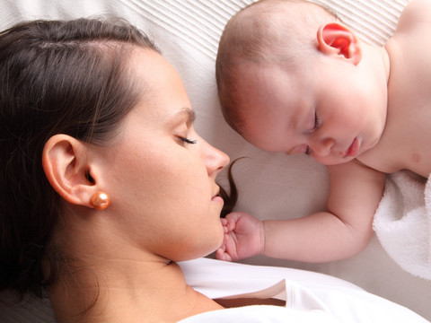 在睡觉的小婴儿和母亲