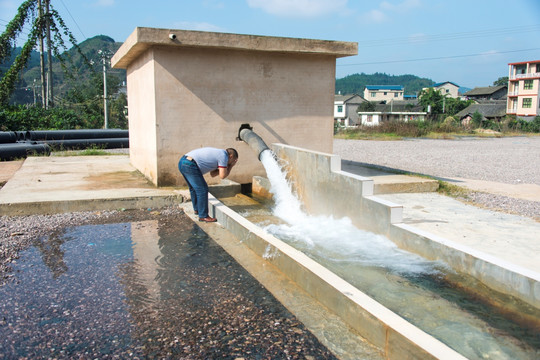 温泉泉水口