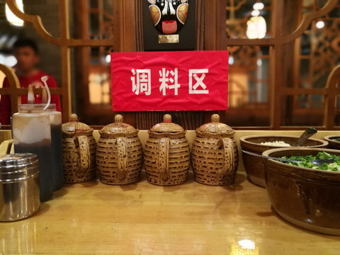 火锅店的调料区