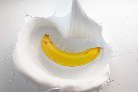 掉入牛奶中的香蕉