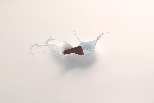 掉入牛奶中的巧克力