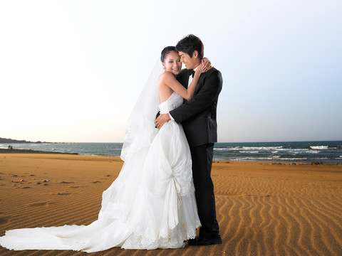 在沙滩拥抱的新郎新娘