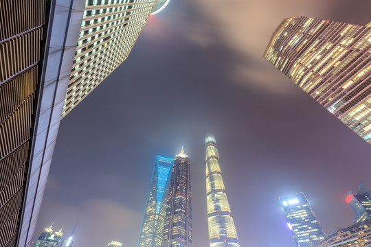 上海 仰拍的摩天大楼