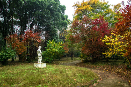 秋天小天使男孩雕塑庄园公园