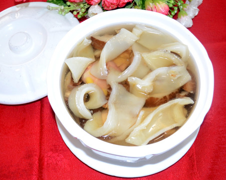 鱼胶炖菇