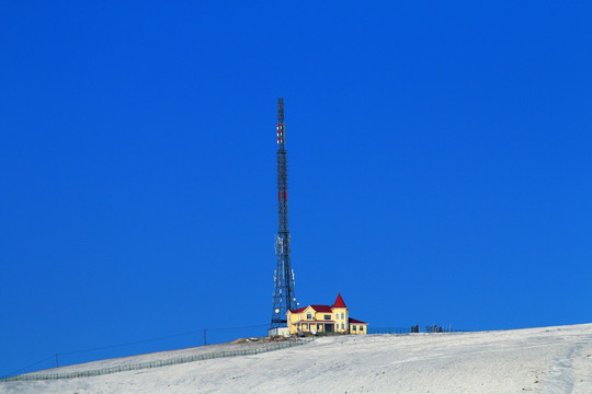 山顶的电视发射塔