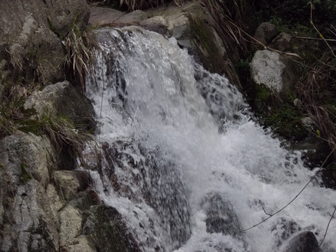 溪水奔流