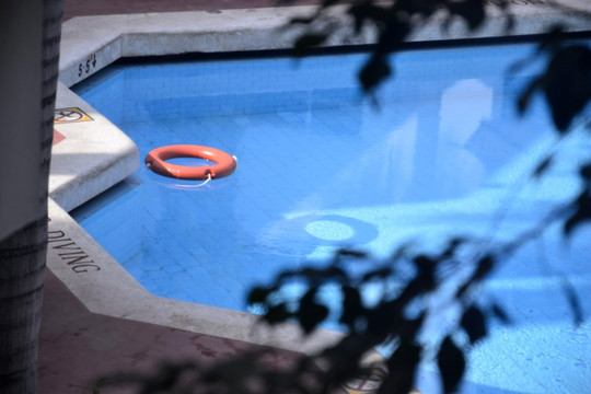 华美达酒店游泳池