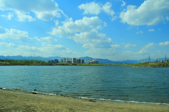 远山湖水
