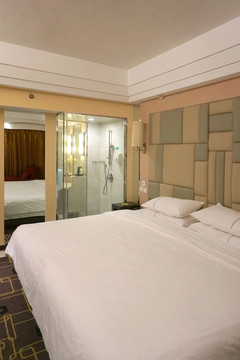 宾馆卧室 镜子 透明浴室设计