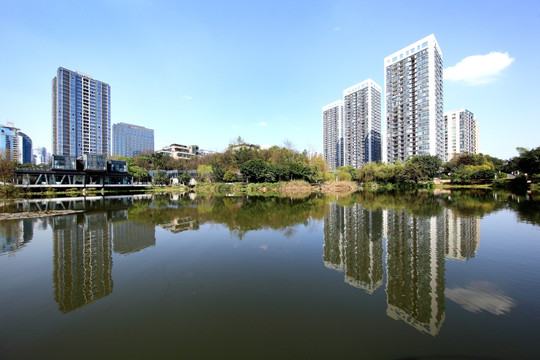 重庆蓝天白云和湖景建筑