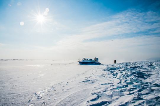 贝加尔湖冰雪气垫船