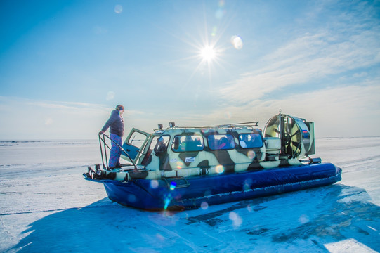 贝加尔湖冰雪气垫船