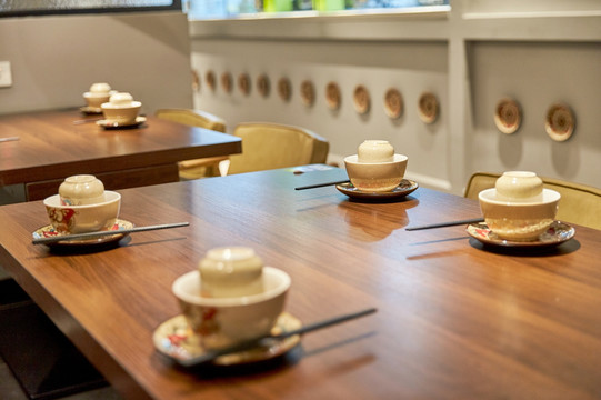 新疆风格餐厅餐桌装饰整齐的碗