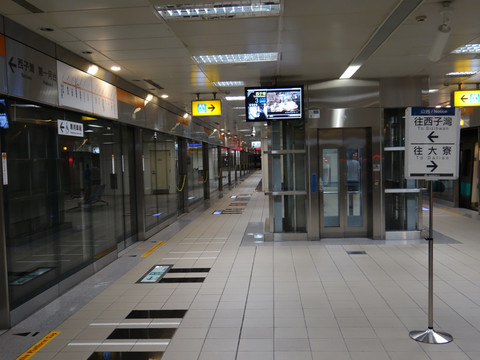 高雄捷运站台