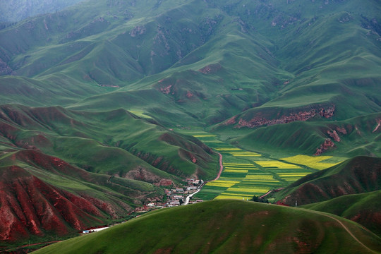 山峰层峦叠嶂