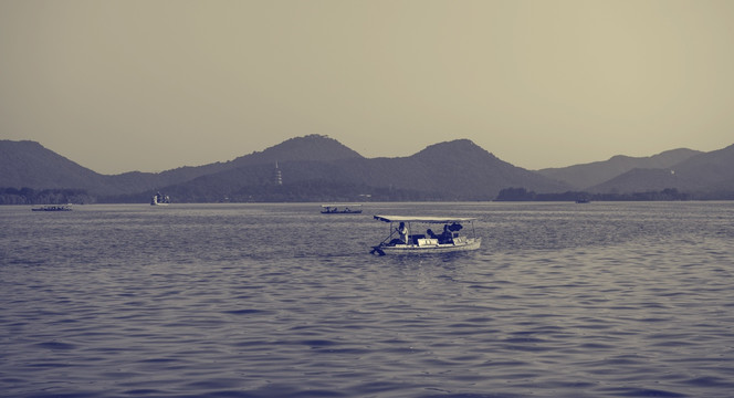 杭州西湖老照片 游船 远山