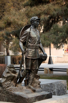 雕塑 抗战 革命战士