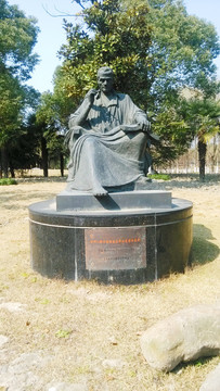 胡梭石像
